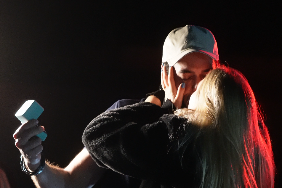 Beijando e Segurando as Alianças